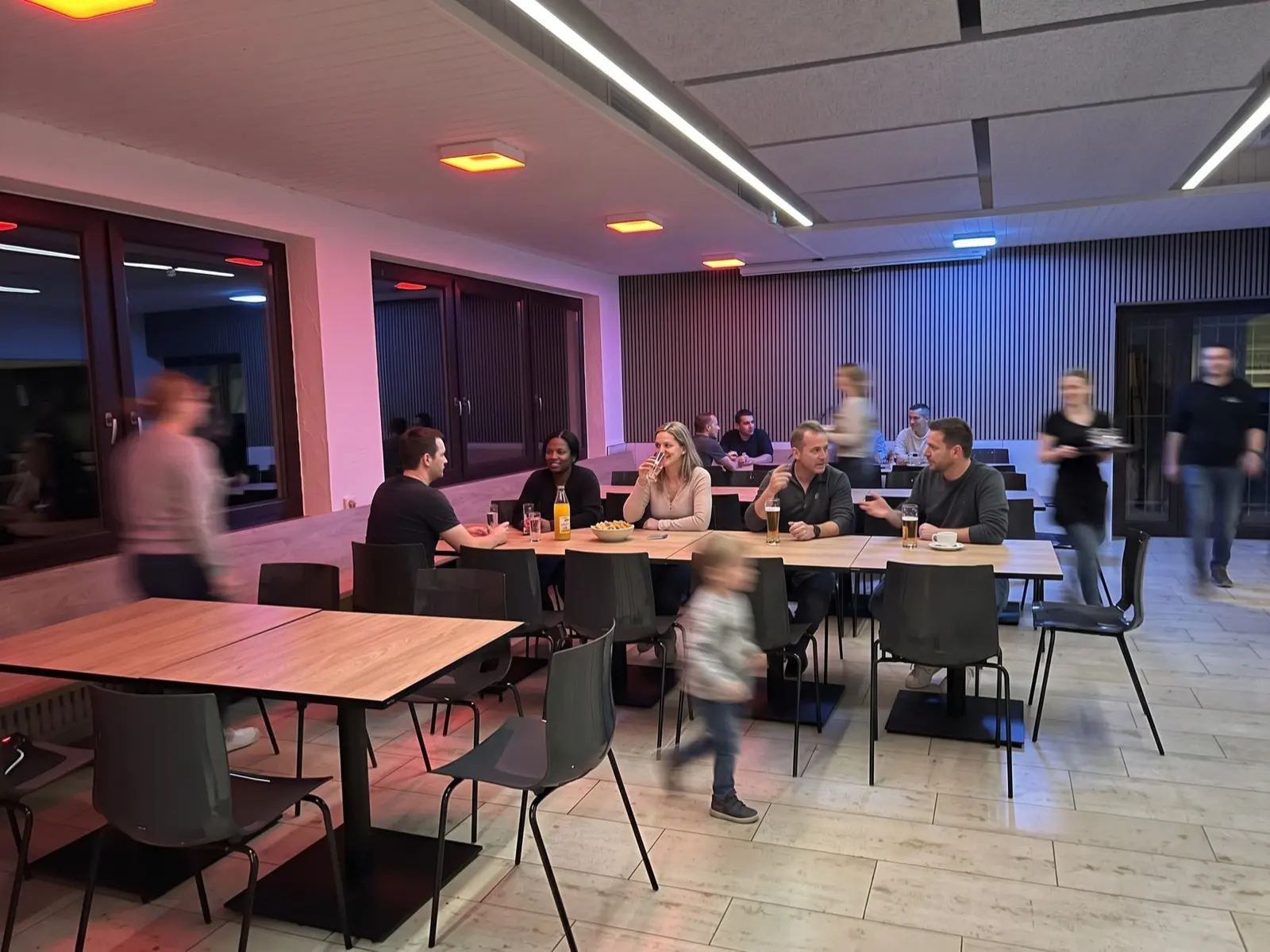 Gastraum des Vereinsheims mit dem 2024 erneuerten Mobiliar