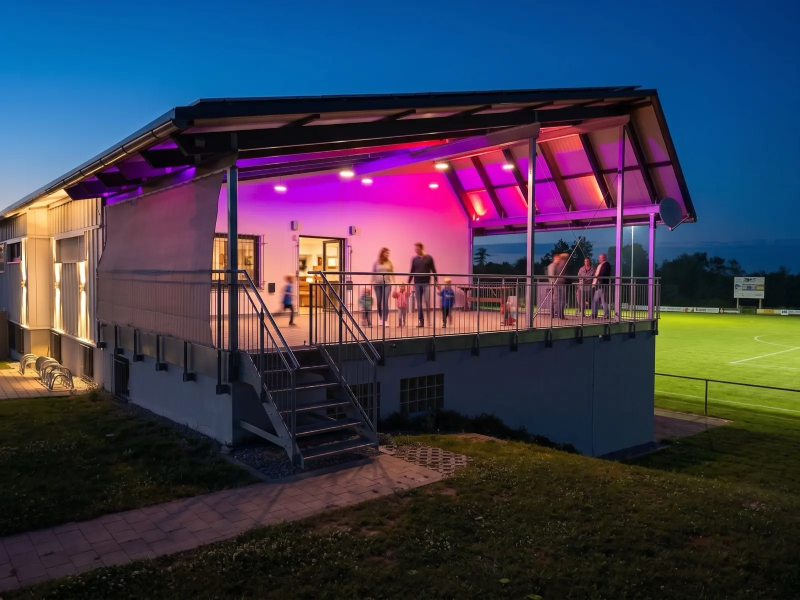 Vereinsheim des FC Honhardt zur blauen Stunde, beleuchtete Terrasse mit Blick auf den Sportplatz