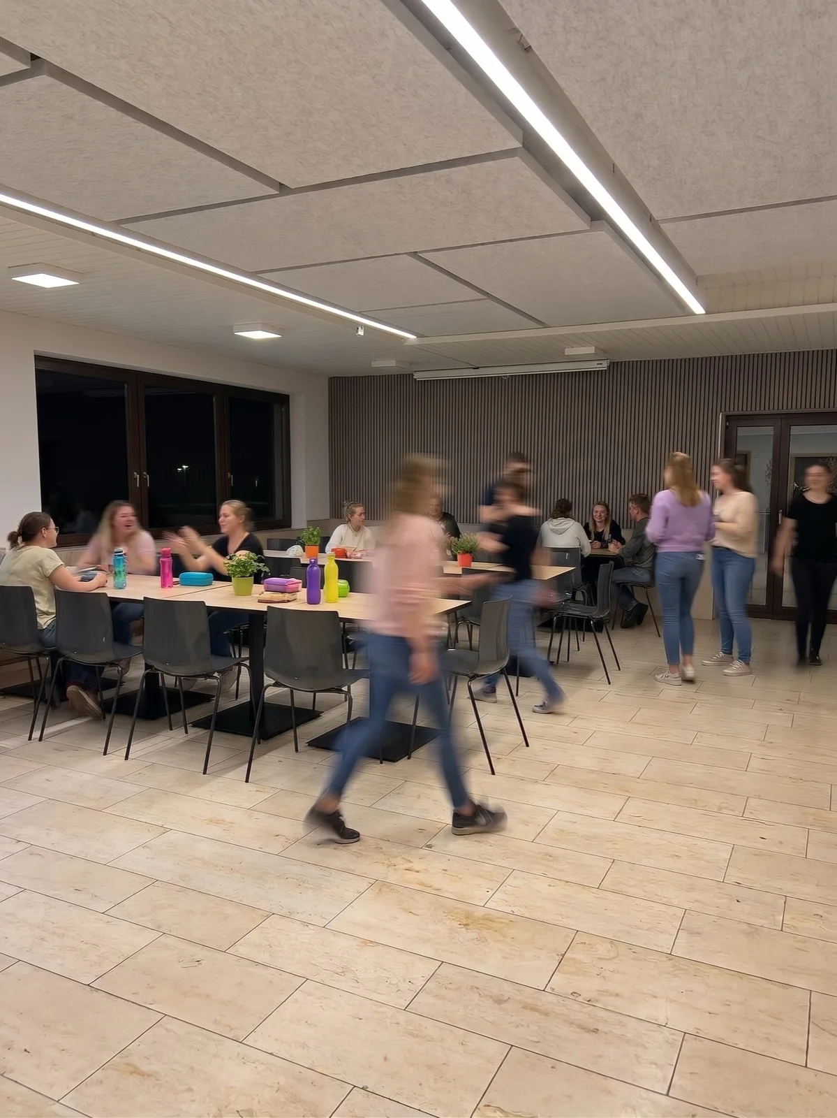 Frauenrunde am Abend im Gastraum