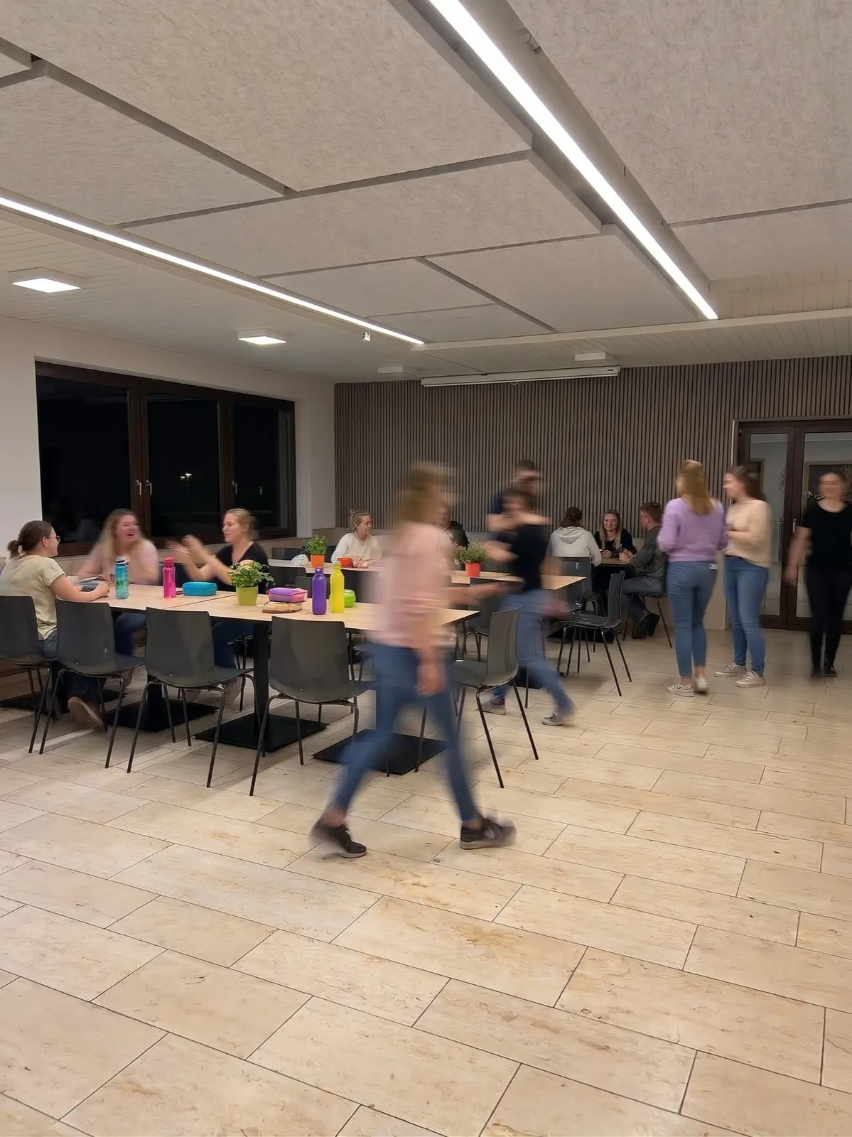 Frauenrunde am Abend im Gastraum