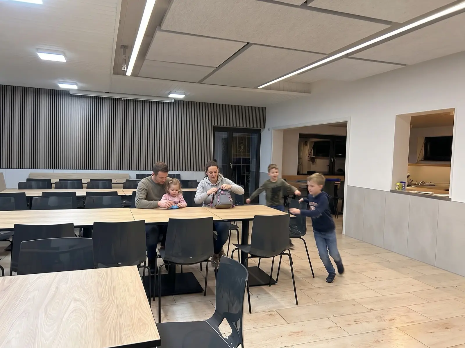 Familie mit Kindern im Gastraum nach dem Training