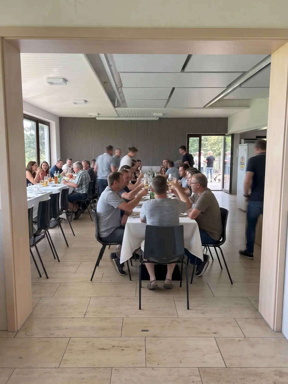 Gedeckte Tafel bei einem Vereinsfest, Terrassentür zum Sportgelände offen