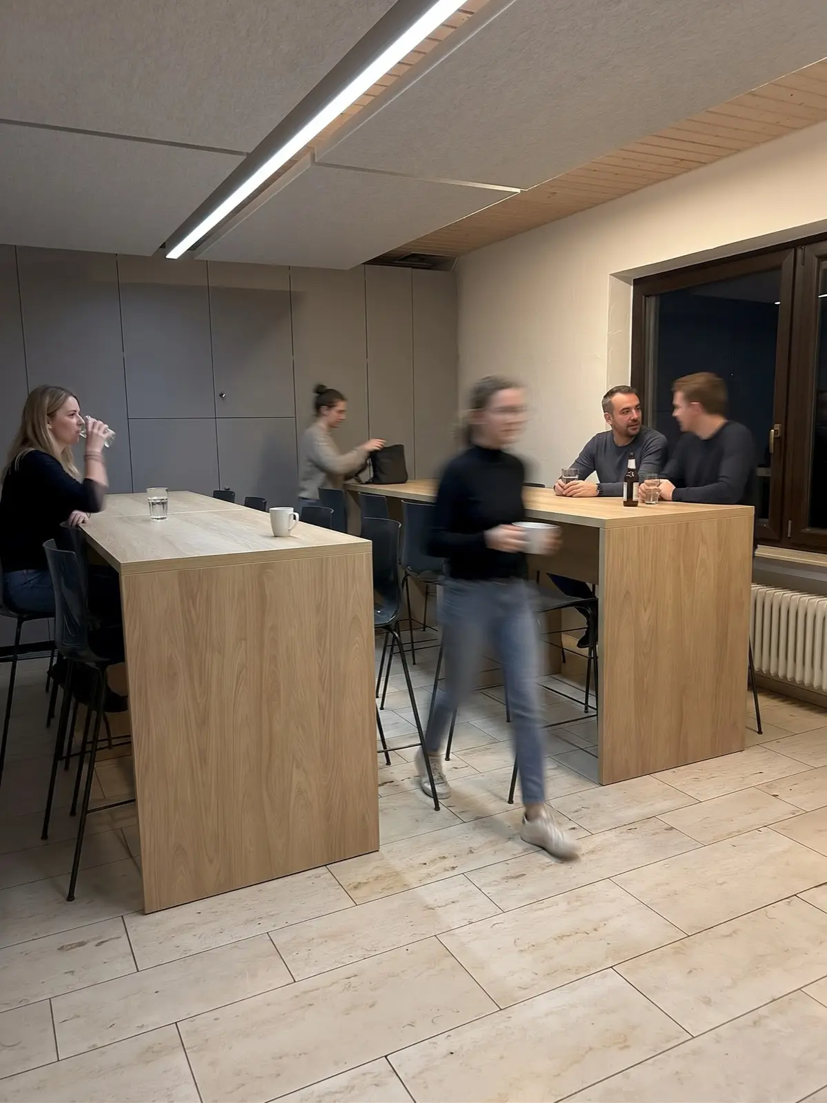 Geselliges Beisammensein an den Stehtischen